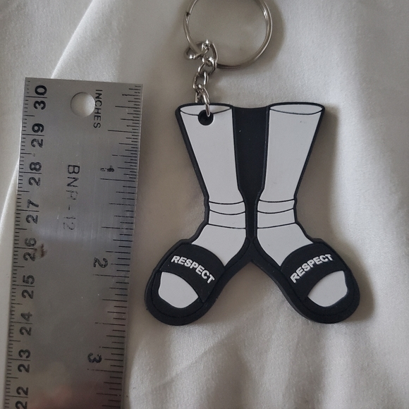 Socks and sandals keychain - Picture 3 of 3